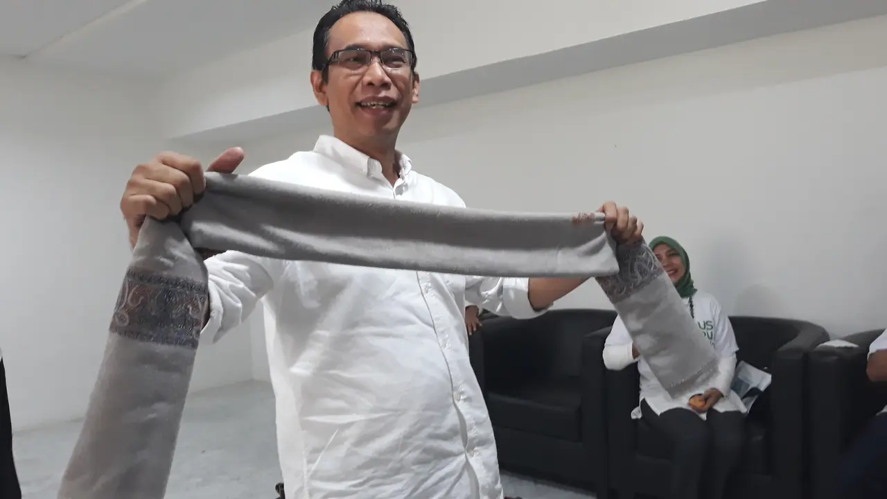 Pemenang lelang sorban Ma'ruf Amin (Intan Umbari Prihatin/Merdeka.com)