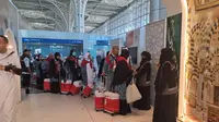 Gelombang I kedatangan jemaah haji Indonesia di Madinah telah berlangsung sejak Rabu, 24 Mei 2023 dan hingga kini total sudah ada 25.292 jemaah haji dari 66 kloter telah tiba di Madinah melalui Bandara Internasional Amir Mohammed bin Abdul Aziz (AMAA) Madinah. (Liputan6.com/Nafiysul Qodar)