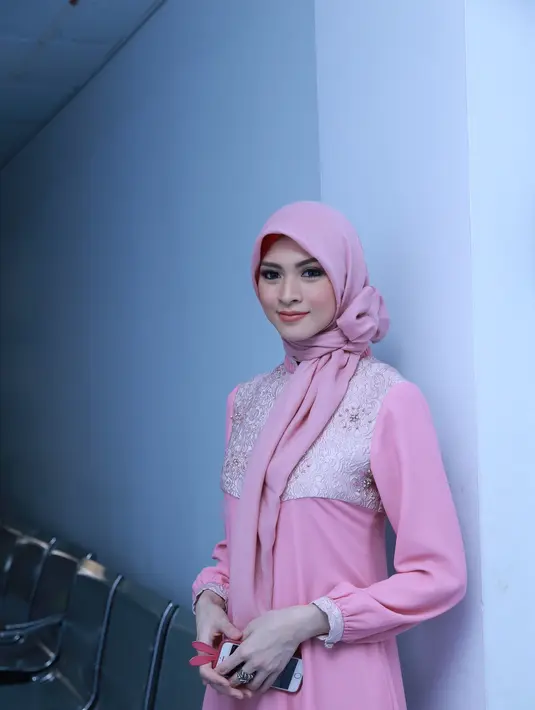 Dalam puasa Ramadan kali ini, pasangan pesinetron Donita dan Adi Nugroho ada yang berbeda. Kini keduanya telah memiliki anggota baru dalam keluarganya. (Galih W. Satria/Bintang.com)