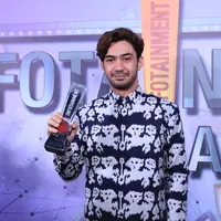 Dunia akting dan perfilman bukanlah hal yang asing bagi Reza Rahadian. Telah berkecimpung selama 11 tahun, Reza pun sangat pantas dinobatkan sebagai Celebrity of The Year di Infotainment Awards 2017. (Adrian Putra/Bintang.com)