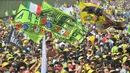 Supporter dari pebalap Yamaha Movistar, Valentino Rossi, memadati balapan MotoGP Italia di Sirkuit Mugello, Minggu (4/6/2017). Rossi gagal finis karena hanya mampu finis di urutan keempat. (EPA/Luca Zennaro)