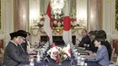 Presiden Republik Indonesia, Prabowo Subianto (kiri) dan Perdana Menteri Jepang Sanae Takaichi, saat mengadakan pertemuan di Istana Akasaka, Tokyo pada Selasa 31 Maret 2026. Presiden Republik Indonesia, Prabowo Subianto, mengadakan pertemuan bilateral dengan Perdana Menteri Jepang, Sanae Takaichi. (STR/JAPAN POOL/JIJI PRESS/AFP)