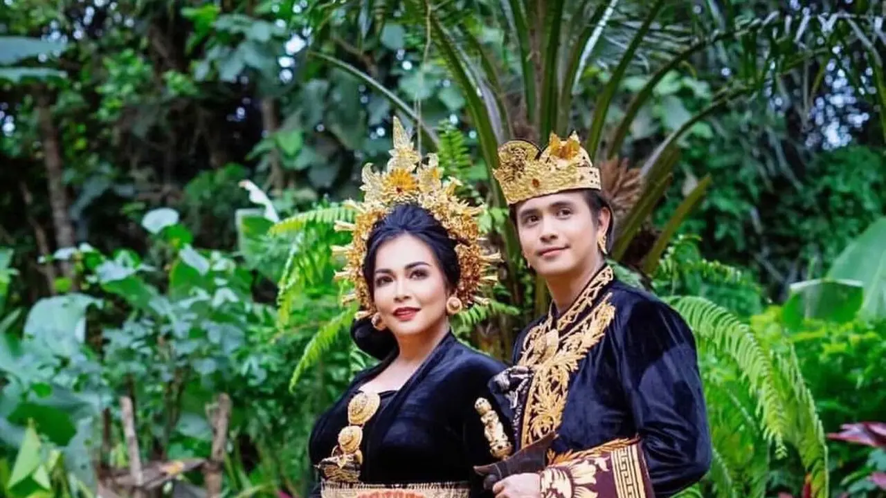 6 Gaya Pasangan Artis Jennifer Ipel dan Ajun Perwira Pakai Baju Adat Bali, Romantis
