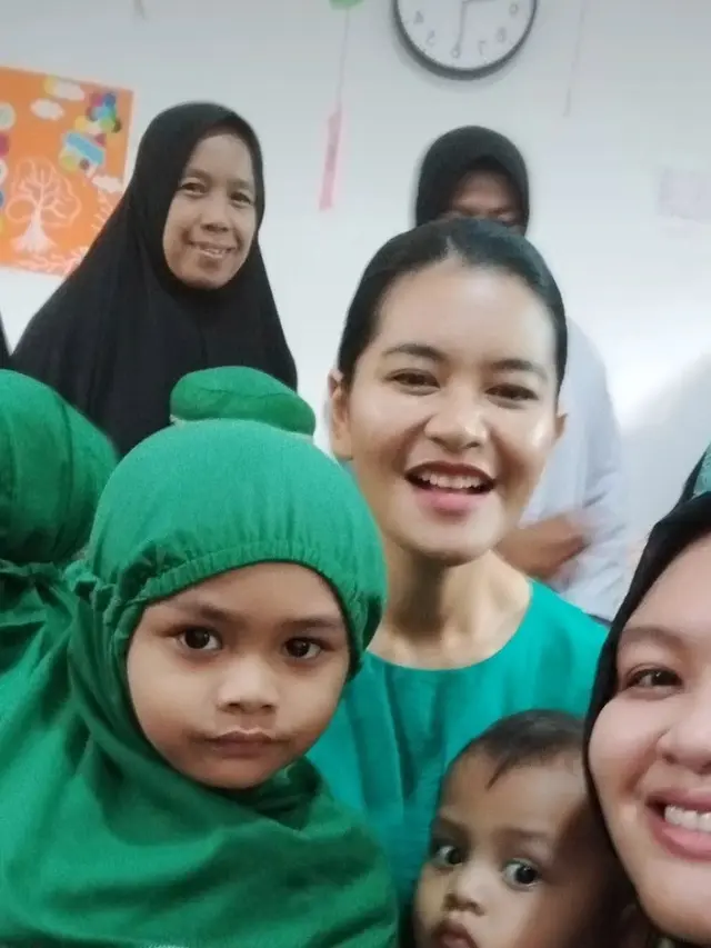 Wajah Natural Kahiyang Ayu Tertangkap Kamera Warga saat Kunjungan ke TK.