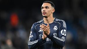 Bek Real Madrid asal Inggris bernomor punggung 12, Trent Alexander-Arnold, bertepuk tangan kepada para penggemar setelah pertandingan leg kedua babak 16 besar Liga Champions UEFA antara Manchester City dan Real Madrid di Stadion Etihad di Manchester, barat laut Inggris, pada 18 Maret 2026. Real Madrid memenangkan pertandingan dengan skor 2-1, dan agregat 5-1. (Paul ELLIS/AFP)