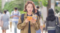 Shin Hye Sun sering kali mengunggah foto saat syuting drama di akun Instagram pribadinya. Menggunakan kaus polos berwarna hitam disertai dengan jaket, gaya Hye Sun satu ini pun terlihat cukup casual untuk berbagai kegiatan.(Liputan6.com/IG/@shinhs831)