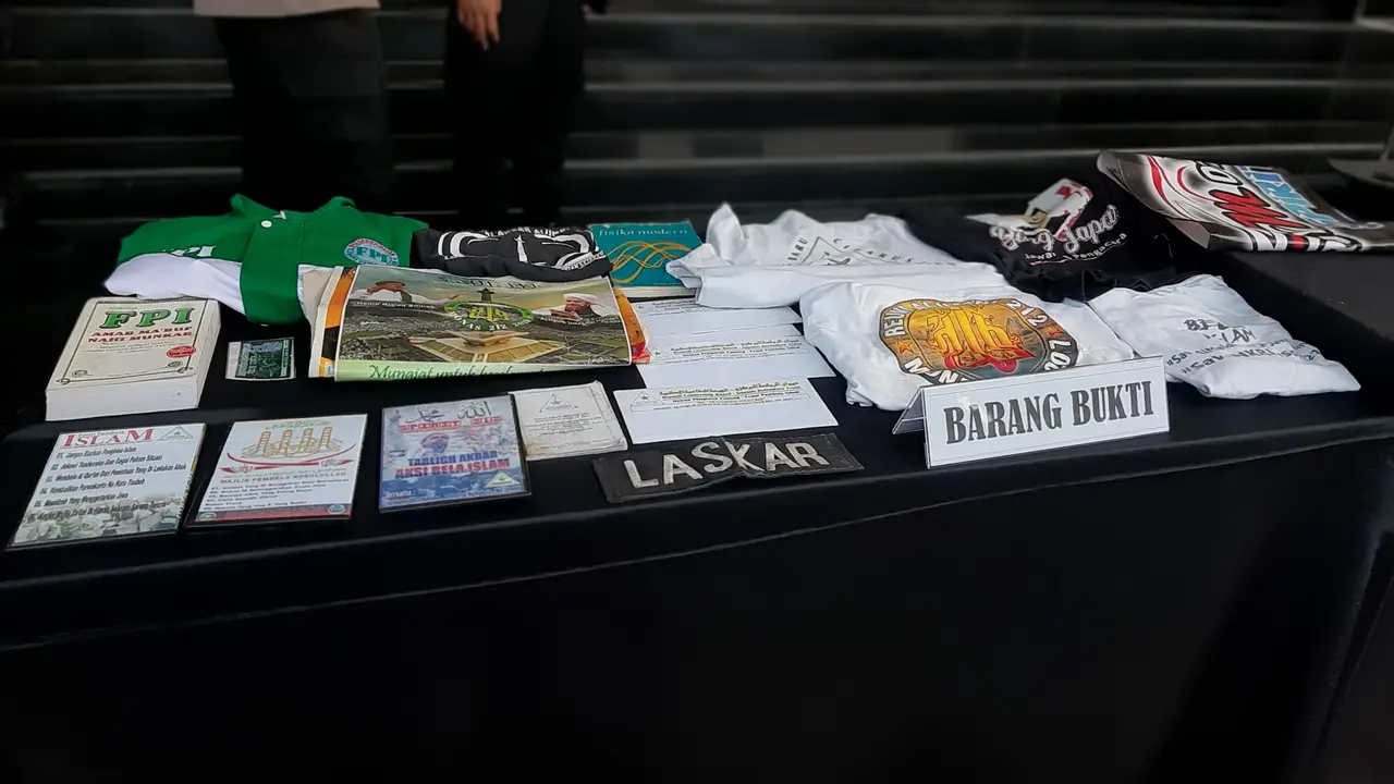 Sejumlah barang bukti yang disita pada operasi penangkapan terduga teroris di Jakarta dan Kabupaten Bekasi
