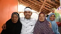 Bupati Purwakarta dedi Mulyadi berfoto bersama dengan Mak Karsih. (Liputan6.com/Abramena)