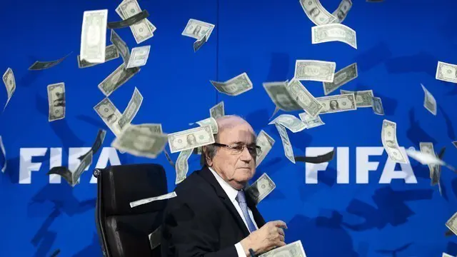 Sepp Blatter diskors 8 tahun oleh Komite Etik FIFA karena terlibat kasus suap dan korupsi di FIFA dalam 20 tahun terakhir.