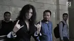 Musikus John Paul Ivan berpose saat difoto awak media ketika tiba di Bareskrim Polri, Jakarta, Selasa (22/5). Mantan gitaris Boomerang itu melaporkan pribuminews.co.id terkait berita bohong atau hoaks. (Merdeka.com/Iqbal S Nugroho)