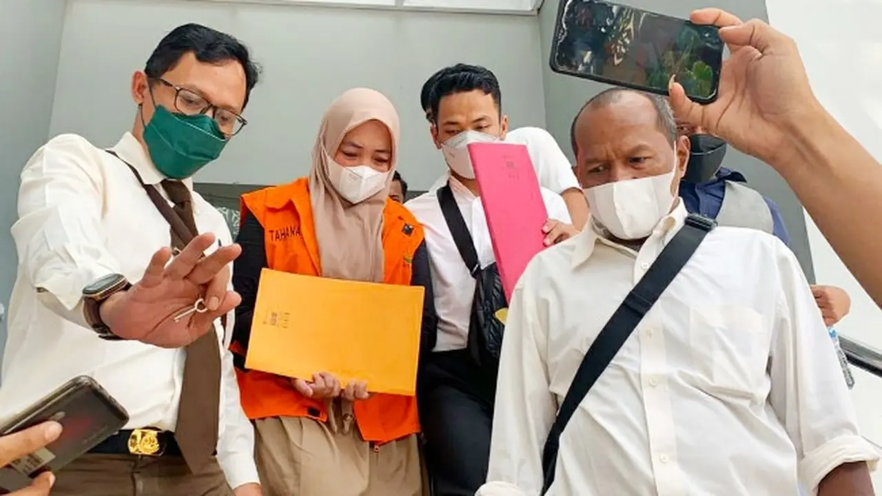Mantan bendahara di Bappeda Siak yang juga mantan anak buah Yan Prana Indra Jaya saat ditahan Kejati Riau.