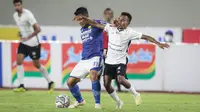 Pemain Persib Bandung, Dedi Kusnandar (kiri) berebut bola dengan pemain Persipura Jayapura, Todd Rivaldo Ferre dalam laga pekan ke-10 BRI Liga 1 2021/2022 di Stadion Manahan, Solo, Sabtu (30/10/2021). (Bola.com/Bagaskara Lazuardi)