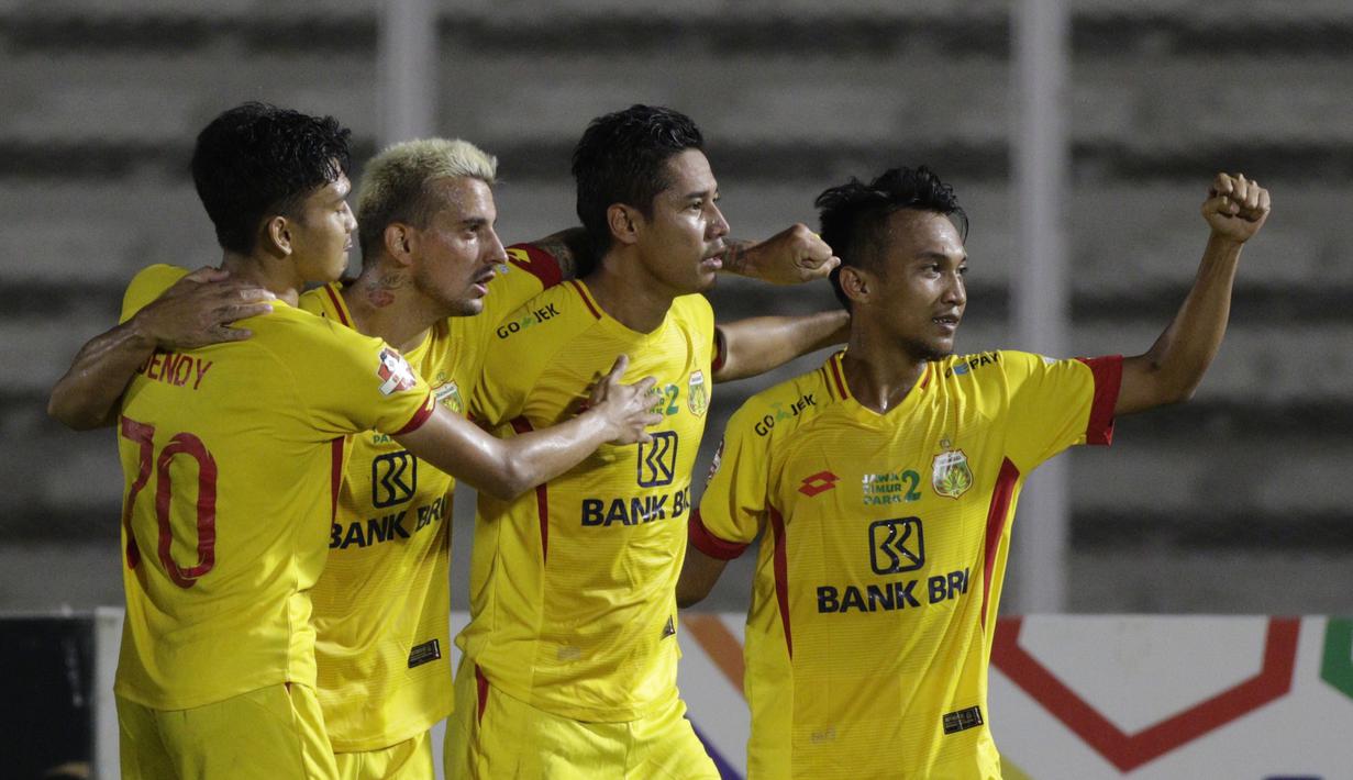 Para pemain Bhayangkara FC merayakan gol yang dicetak oleh Indra Kahfi ke gawang Madura United pada laga Liga 1 2019 di Stadion Madya, Jakarta, Senin (5/8). (Bola.com/M iqbal Ichsan)
