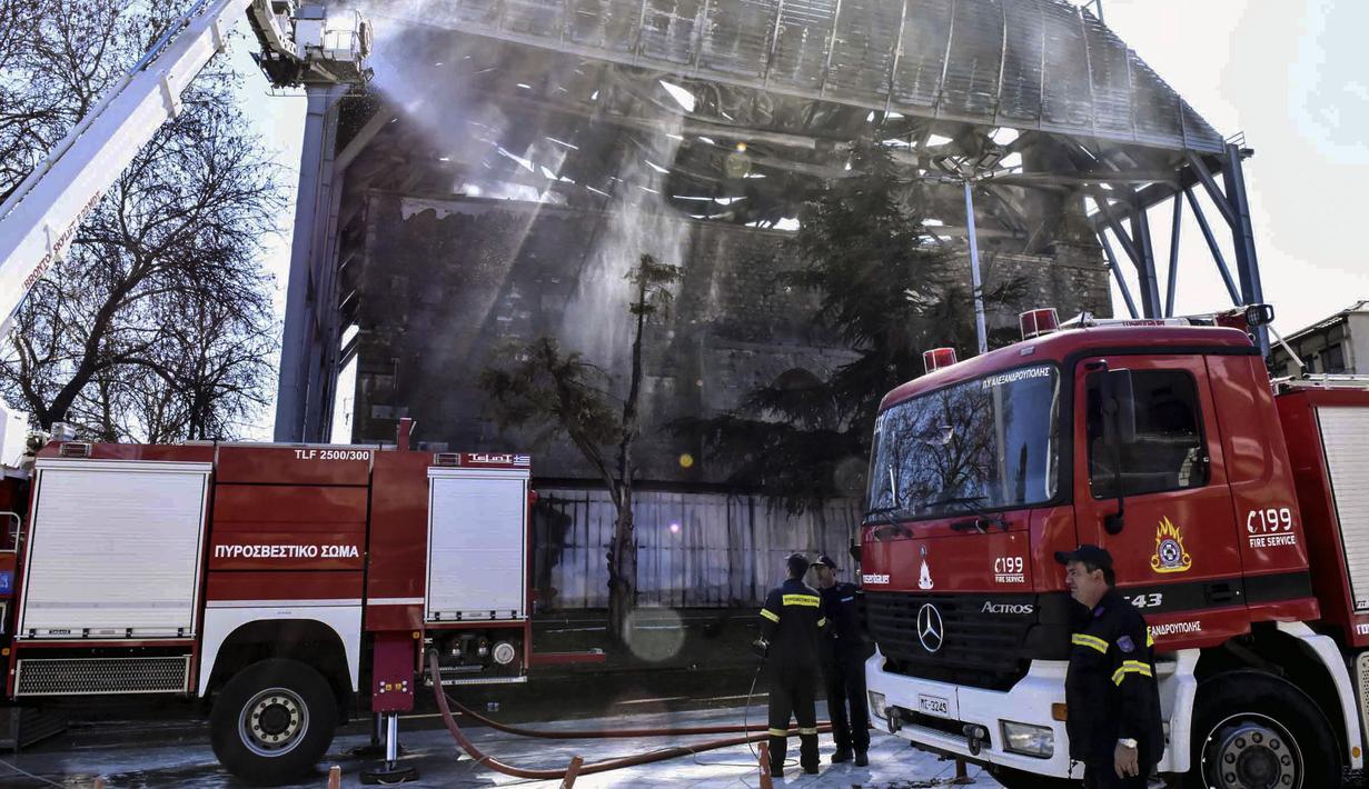 Petugas pemadam kebaran mengamati kondisi Masjid Ottoman Bayezid di Kota Didymoteicho, Yunani, Rabu (22/3). Dibutuhkan lebih dari 50 petugas damkar untuk menanggulangi kobaran api di masjid peninggalan abad XV itu. (ALEXANDRA GIDIKA/EUROKINISSI/AFP)
