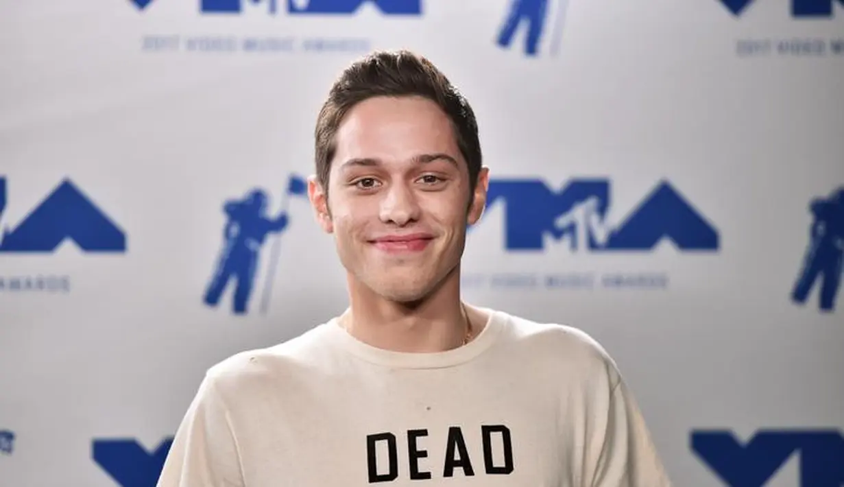 Pete Davidson merasa jengah karena para penggemar dan temannya selalu berkomentar mengenai hubungannya dengan Ariana Grande. (HotNewHipHop)