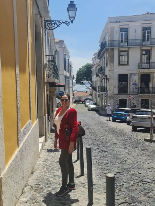 6 Potret Liburan Cathrine Wilson di Portugal, Penuh Bahagia