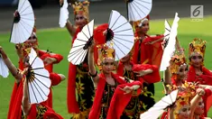 Ratusan Penari menyuguhkan pementasan tarian massal Jejer Kembang Menur di Istana Merdeka, Jakarta, Kamis (17/8). Jejer Kembang Menur merupakan tarian massal dari Banyuwangi. (Liputan6.com/Pool)