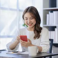 Seorang wanita menggunakan smartphone. (Sumber: saiarlawka9@gmail.com/depositphotos.com)