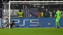 Pemain Napoli Victor Osimhen (kiri) mencetak gol ke gawang Eintracht Frankfurt pada pertandingan sepak bola babak 16 besar Liga Champions di Deutsche Bank Arena, Frankfurt, Jerman, 21 Februari 2023. Napoli mengalahkan Eintracht Frankfurt dengan skor 2-0. (AP Photo/Michael Probst)