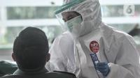 Tenaga kesehatan mengambil sampel tes usap (swab) antigen di Jakarta, Senin (25/1/2021). Data Satgas Covid-19 per Senin (25/1) mencatat kasus positif di Indonesia bertambah 9.994 orang sehingga total kasus positif menjadi 999.256 orang atau hampir menembus 1 juta kasus. (merdeka.com/Iqbal S Nugroho)