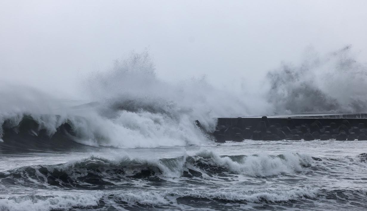 Topan Kong-rey diprediksi membawa hujan lebat dan angin kencang ke sejumlah wilayah di Taiwan. (I-Hwa CHENG/AFP)