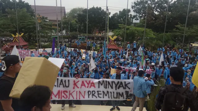 Habis Dorong Motor ke DPRD, Mahasiswa Gelar Sidang Rakyat demi Pertalite Turun