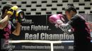 Petinju Indonesia, Daud “Cino” Yordan (kanan) saat latihan di sasana Pertina, Jakarta, Rabu (3/2/2016). Daud akan melawan Yoshitaka Kato dalam laga kelas ringan WBO "Road to the World  Champions", Jumat (5/2). (Liputan6.com/Helmi Fithriansyah)