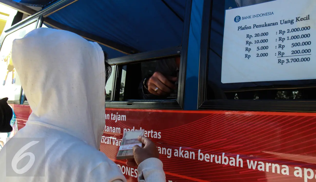 Warga menukarkan uang di mobil layanan penukaran uang receh di Monas, Jakarta, Selasa (30/6/2015). Bank Indonesia bekerjasama dengan 14 bank lainnya membuka loket penukaran uang pecahan kecil sejak 17 Juni-15 Juli 2015. (Liputan6.com/Faizal Fanani)