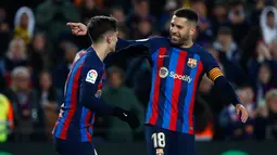 Selebrasi pemain Barcelona, Jordi Alba (kanan) dan Gavi dalam pertandingan pekan ke-20 La Liga 2022/2023 melawan Sevilla yang berlangsung di Camp Nou, Senin (6//2/2023). Jordi Alba dan Gavi masing-masing mencetak satu gol dalam pertandingan ini. (AP Photo/Joan Monfort)