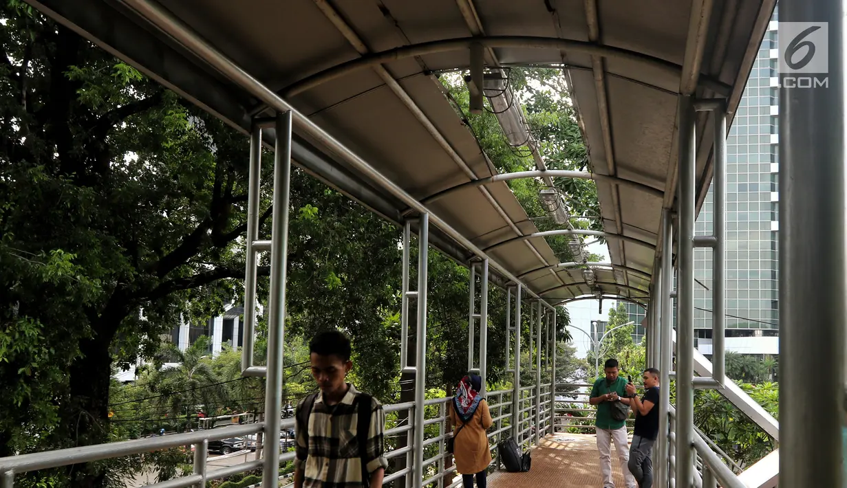 Atap yang rusak di JPO Medan Merdeka Barat, Jakarta, Jumat (19/1). Kondisi JPO yang penuh dengan genangan air dan atap yang rusak ini mengurangi kenyamanan bagi para pejalan kaki yang menggunakannya. (Liputan6.com/Johan Tallo)