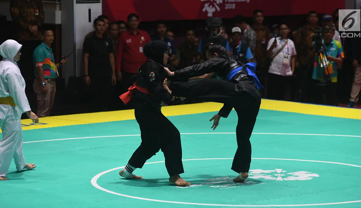 Pesilat Indonesia Pipiet Kamelia bertarung melawan Thi Cam Nhi Nguyen dari Vietnam pada final nomor 60-65 kg putri pencak silat Asian Games 2018 di Padepokan Pencak Silat TMII, Jakarta, Rabu (29/8). Pipiet menang 5-0. (Merdeka.com/Imam Buhori)