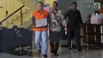 Tersangka dugaan suap lelang proyek saluran air hujan di Kota Yogya yang juga mantan Kejari Yogyakarta non aktif, Eka Safitra (kiri) digiring petugas usai menjalani pemeriksaan di Gedung KPK, Jakarta, Selasa (17/9/2019). Ini merupakan pemeriksaan lanjutan tersangka. (Liputan6.com/Helmi Fithriansyah)
