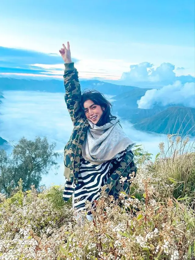 Bak Pasangan, Ini 6 Potret Jessica Iskandar dan Vincent Verhaag Liburan di Bromo
