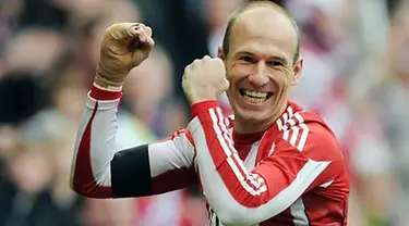 Gelandang serang Bayern Muenchen Arjen Robben ceria usai mencetak hat-trick saat berhadapan dengan Hamburg SV dalam laga Bundesliga di Allianz Arena, 12 Maret 2011. AFP PHOTO/CHRISTOF STACHE