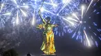 Patung The Motherland Calls dihiasi kembang api saat perayaan 73 tahun kemenangan Rusia dalam Perang Dunia II di Volgograd (8/5). Rusia memperingati 73 tahun kemenangan atas Nazi Jerman dalam Perang Dunia II yang jatuh pada 9 Mei. (AFP/Mladen Antonov)