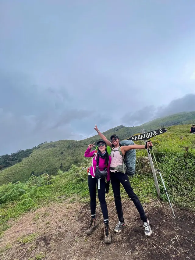 6 Momen Febby Rastanty Mendaki Gunung Merbabu, Penuh Perjuangan