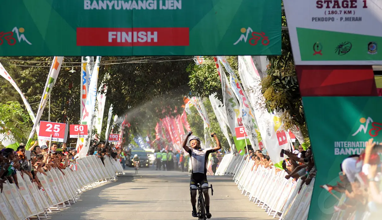 Kyosuke Takei menjadi yang tercepat di etape I balap sepeda International Tour de Banyuwangi Ijen, (16/10/2014). (Liputan6.com/Helmi Fithriansyah)