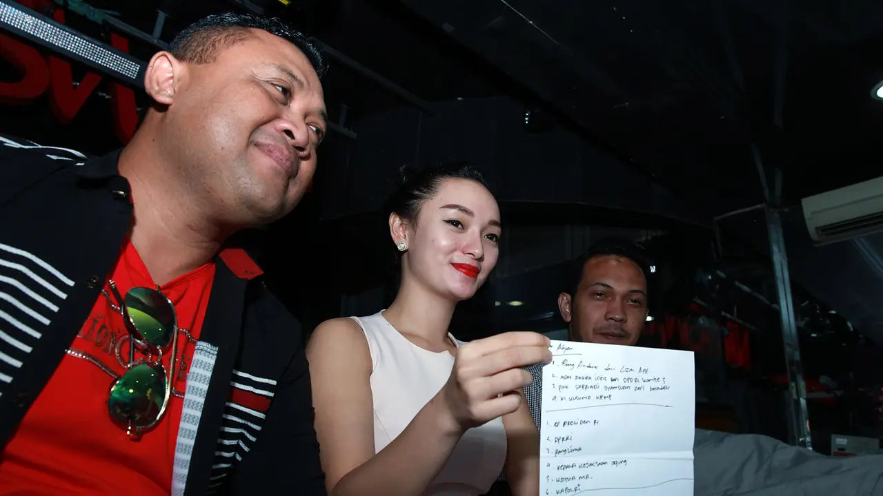 [Bintang] Zaskia Gotik meminta maaf secara tertulis