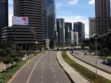 Suasana jalan di kawasan Sudirman, Jakarta, Jumat (25/12/2020). Libur Natal dan Tahun Baru 2021 membuat jalanan di beberapa wilayah Ibu Kota terpantau lengang tanpa kemacetan. (Liputan6.com/Angga Yuniar)