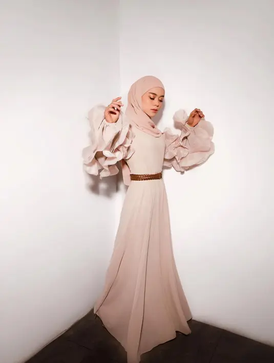 Lesti Kejora terlihat elegan dalam balutan dress flowy dengan detail lengan ruffle [@lestykejora]