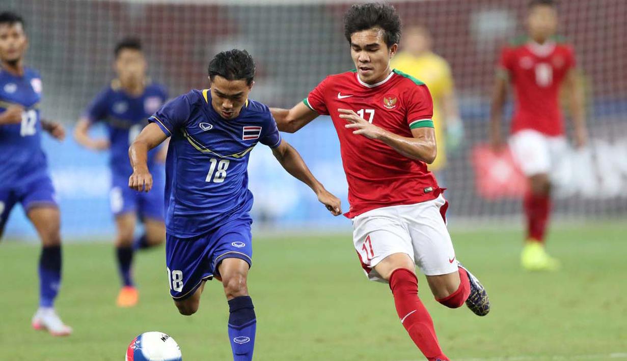 Pemain Indonesia U-23, Paulo Oktavianus Sitanggang, saat berebut bola dengan Chanatip Songkrasin. (Bola.com/Arief Bagus)