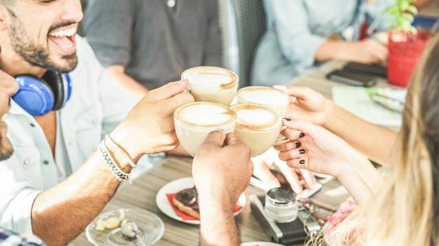 [Bintang] Bukan Sekadar Nongkrong, Ini 3 manfaat Buka Puasa Bareng Teman Lama