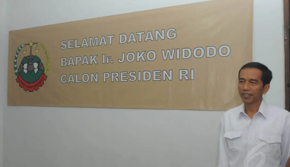 Gubernur DKI Jakarta Joko Widodo menyambangi kantor Serikat Petani Indonesia terkait peringatan hari buruh (Liputan6.com/Herman Zakharia)