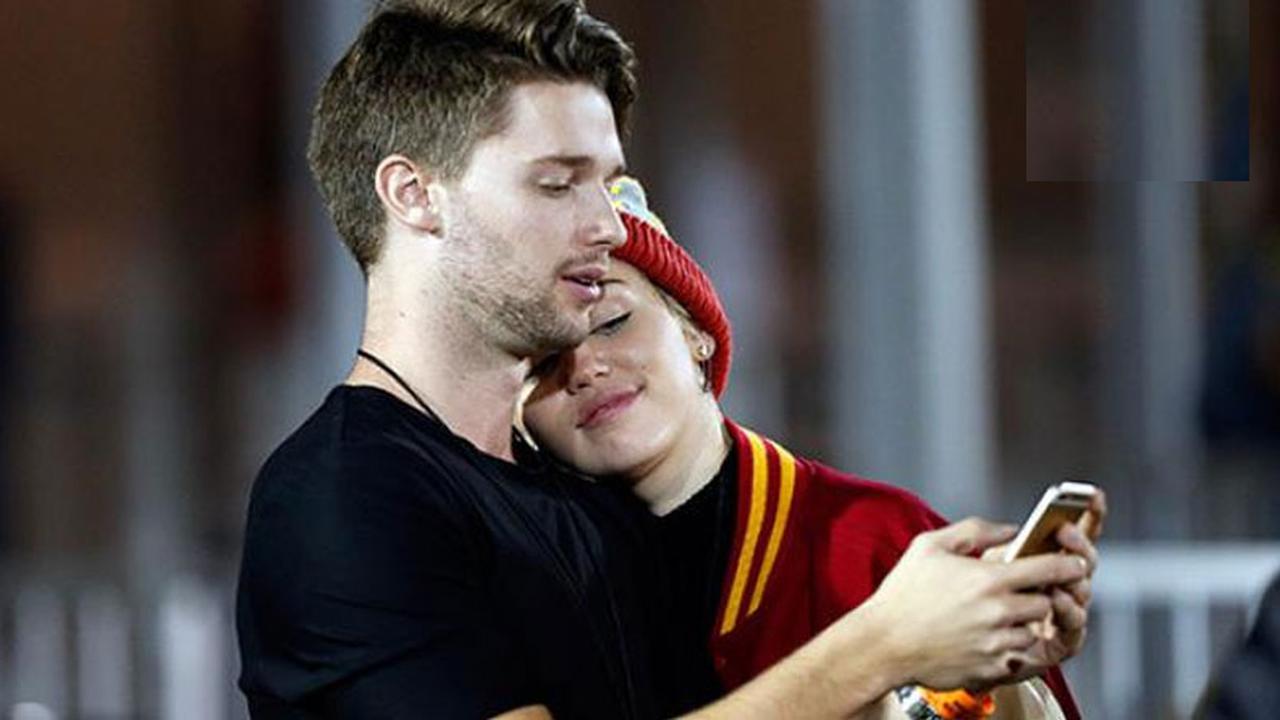 miley Cyrus dan  Patrick Schwarzenegger.