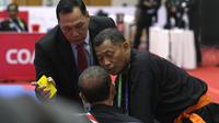 Ketua Harian PB Ikatan Pencak Silat Indonesia (IPSI), Benny Sumarsono saat berargumen dengan pelatih silat Indonesia, Bondan, di final kelas B putra 50-55 kg SEA Games 2021, antara Indonesia melawan Malaysia. (Bola.com/Ikhwan Yanuar Harun)