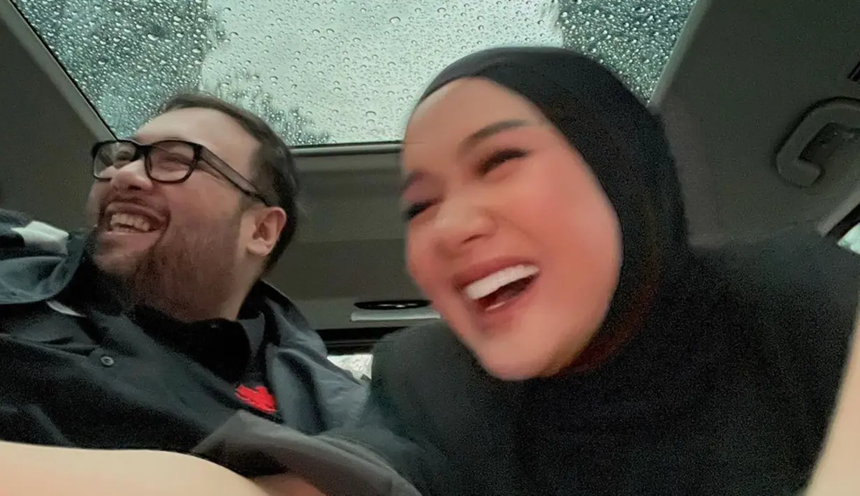 Kendati demikian, netizen seolah tidak percaya bahwa keduanya sudah menikah. Pelantun lagu Sakitnya Tuh Disini itu pun meminta mereka untuk mengeceknya langsung ke Kantor Agama. Terlepas dari kabar pernikahan, Cita Citata dan Didi Mahardika memang selalu mesra.(Liputan6.com/IG/@cita_citata)