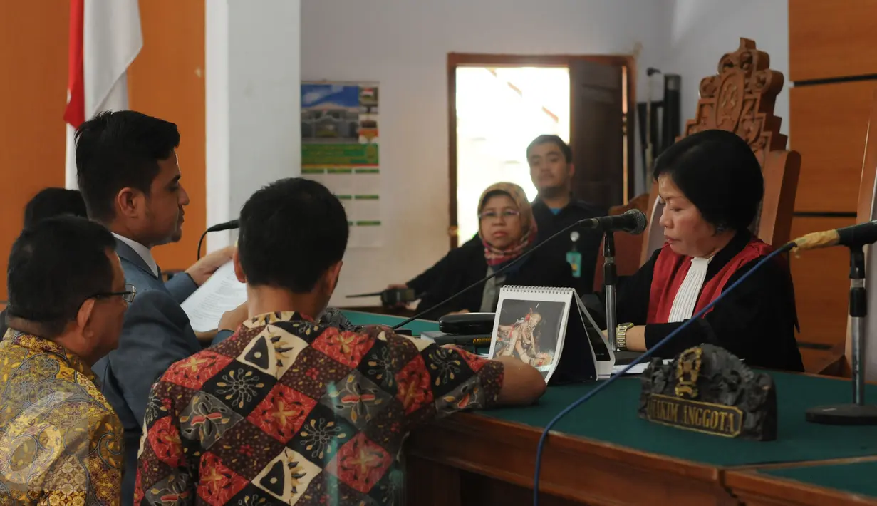 Tim kuasa hukum inovator mobil listrik Dasep Ahmadi dan Kejaksaan Agung memeriksa berkas pengajuan praperadilan di PN Jakarta Selatan, Senin (26/10/2015). Sidang dilanjutkan Selasa (27/10) untuk mendengarkan tanggapan. (Liputan6.com/Helmi Fithriansyah)