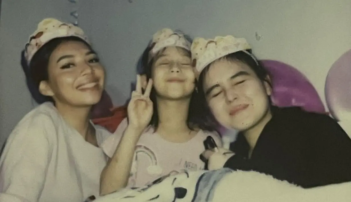 Kekompakan laura Anna bersama adik dan temannya. (Foto: Instagram/ edlnlaura)