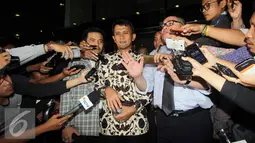 Gubernur Sumatera Utara, Gatot Pujo Nugroho (tengah) ditemani pengacaranya Razman Arief Nasution (kanan) saat memberikan keterangan pers usai menjalani pemeriksaan KPK selama 11 jam, Jakarta, Rabu (22/7/2015). (Liputan6.com/Helmi Afandi)