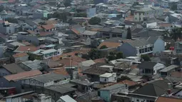 Pemandangan pemukiman penduduk dan gedung bertingkat di Jakarta, Senin (23/9/2019). Economist Intelligence Unit (EIU) merilis Global Liveability Report 2019 yang menempatkan Jakarta pada posisi ke-115 dari 140 kota layak huni di dunia. (Liputan6.com/Faizal Fanani)